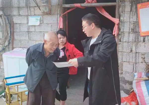在黔西南,有位易地扶贫搬迁工作的“百事通”