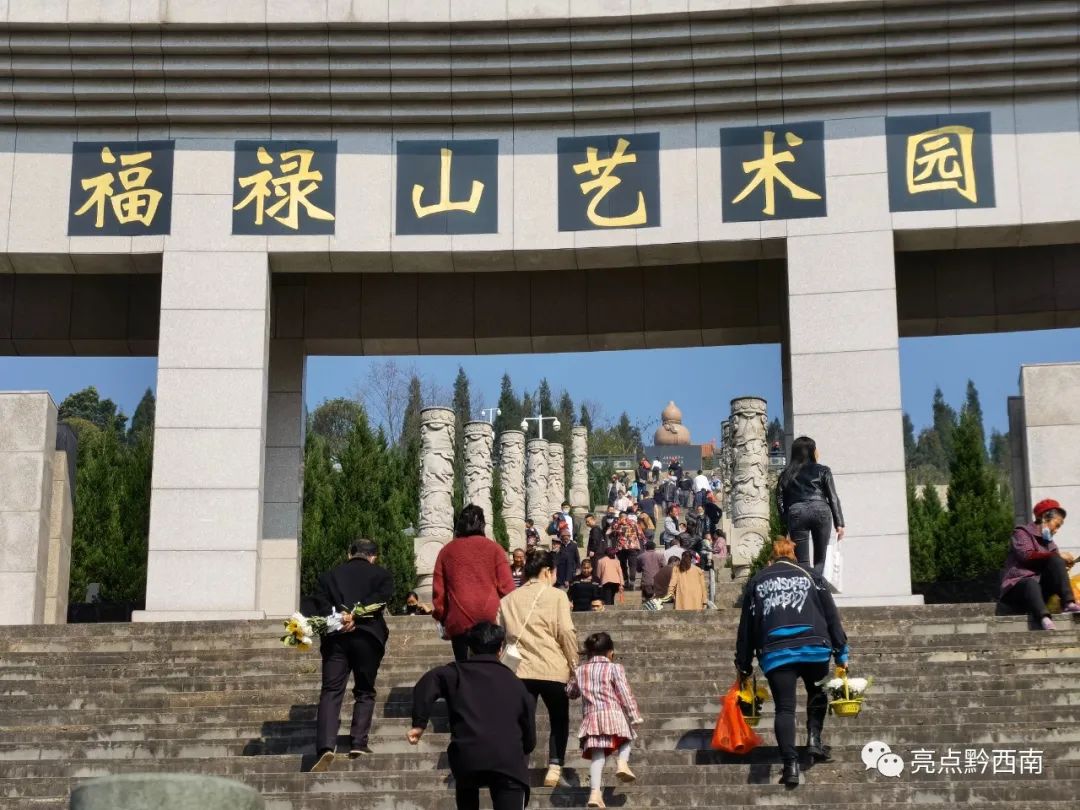 黔西南兴义福禄山迎来众多祭祀者 市民:祈求平安