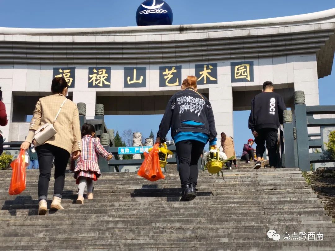 黔西南兴义福禄山迎来众多祭祀者 市民:祈求平安