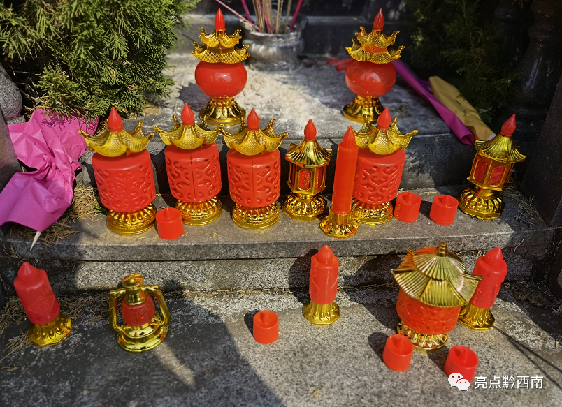黔西南兴义福禄山迎来众多祭祀者 市民:祈求平安