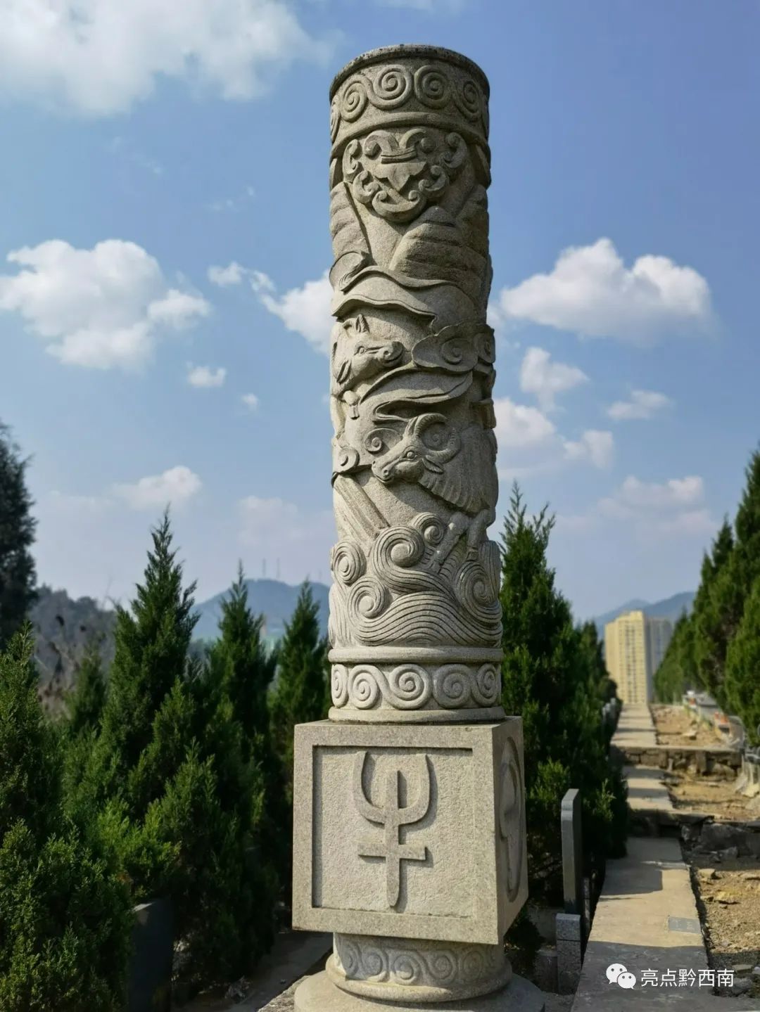 黔西南兴义福禄山迎来众多祭祀者 市民:祈求平安