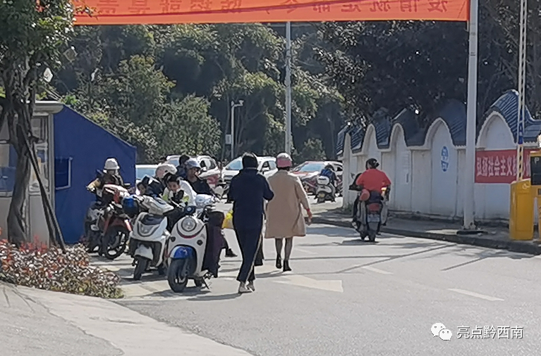 黔西南兴义福禄山迎来众多祭祀者 市民:祈求平安