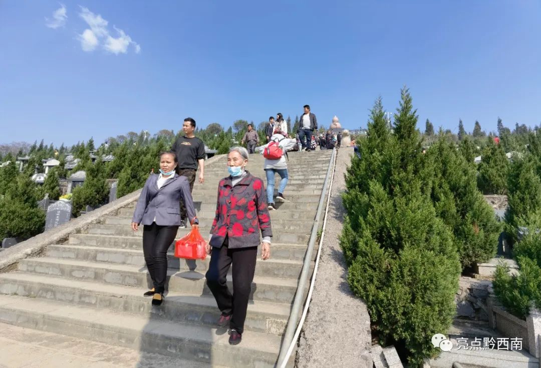 黔西南兴义福禄山迎来众多祭祀者 市民:祈求平安