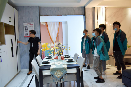 �����»�VR�ռ䴴��ѧ�Ӹ����ݰ���˹��ѧ�Σ�