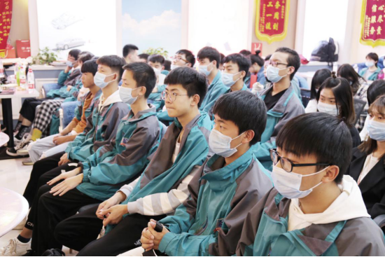 �����ٴ��߽��»��������Ƽ���Ϊְҵ������������ע��ҵ��չ��