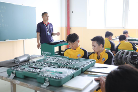 ������ͨ����У����ѡ��Ͷ�ְҵѧУ����Щ�ô���