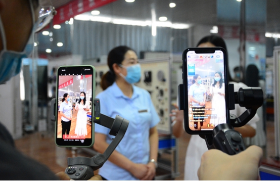 �ٶȡ�У԰����٣�����̽У԰���߽�֣�ݱ�������ѧУ��