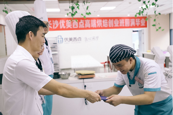 �ɹ�ѧ��ح��ѧ��ҵһ�������������決ȫ���ᳵ��