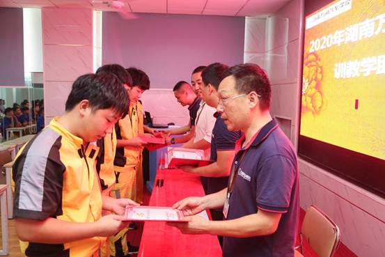 ������ͨ��ѧ��ʵ���£����칤ѧ��ϵĸ�Ч����