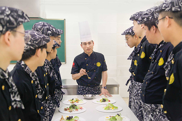 ��У�����ף��ں����¶���ѧ��⿶Ա�����ѧУѧ��⿵�ʮ����ɫ��