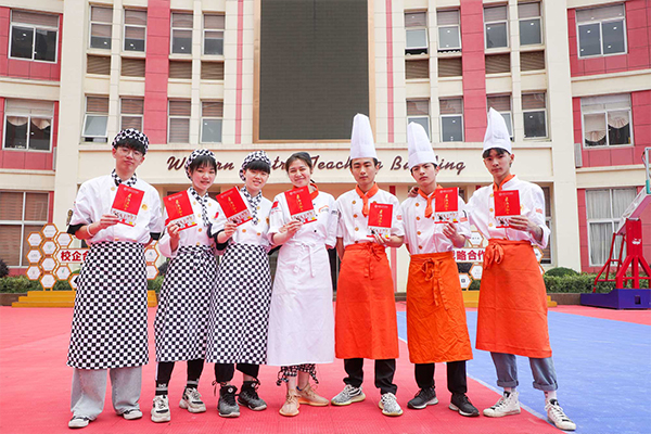 ��У�����ף��ں����¶���ѧ��⿶Ա�����ѧУѧ��⿵�ʮ����ɫ��