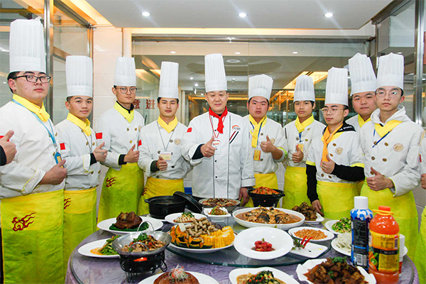 ��У�����ף��ں����¶���ѧ��⿶Ա�����ѧУѧ��⿵�ʮ����ɫ��