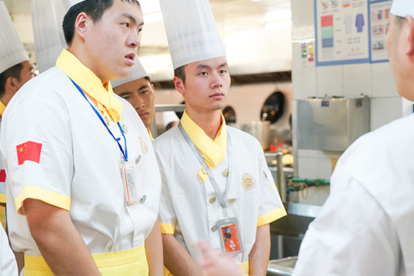 ��У�����ף��ں����¶���ѧ��⿶Ա�����ѧУѧ��⿵�ʮ����ɫ��