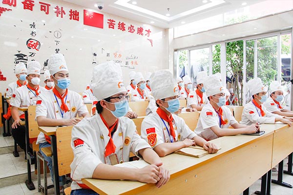 ��У�����ף��ں����¶���ѧ��⿶Ա�����ѧУѧ��⿵�ʮ����ɫ��