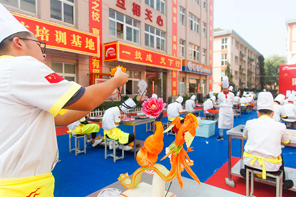 ��У�����ף��ں����¶���ѧ��⿶Ա�����ѧУѧ��⿵�ʮ����ɫ��