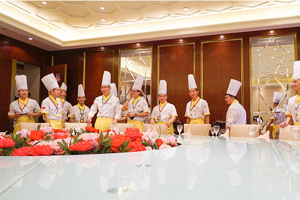 ��У�����ף��ں����¶���ѧ��⿶Ա�����ѧУѧ��⿵�ʮ����ɫ��