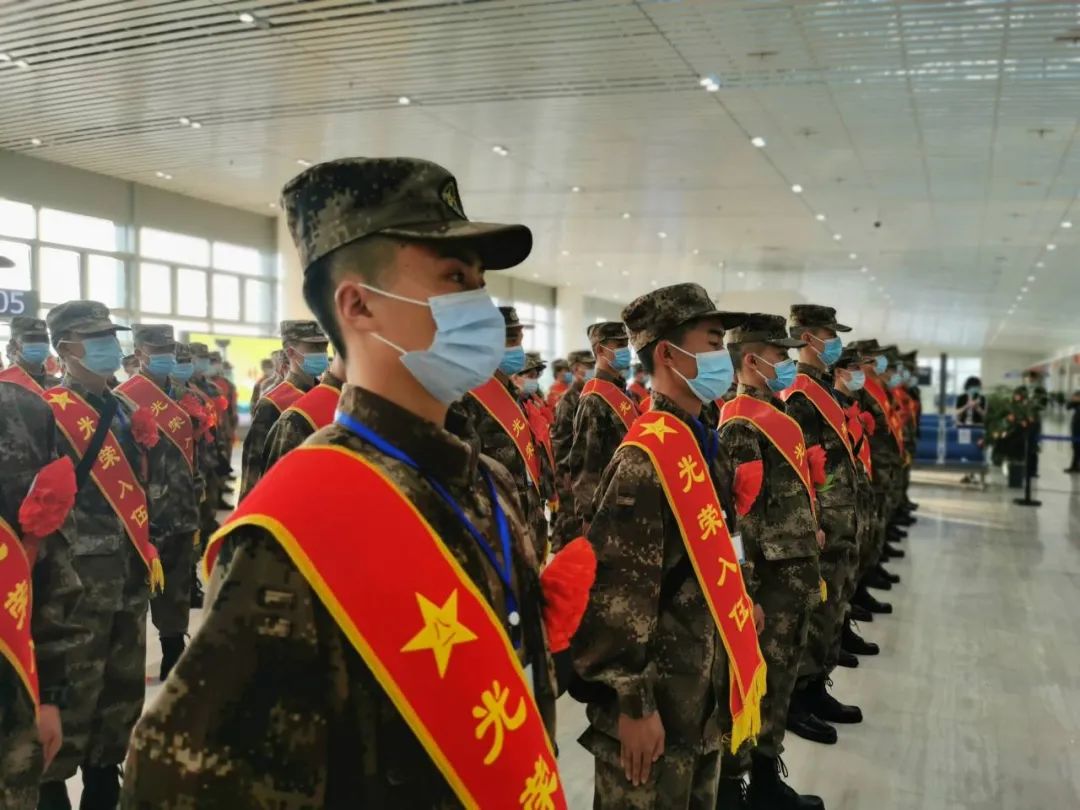 黔西南州103名入伍新兵乘飞机奔赴军营
