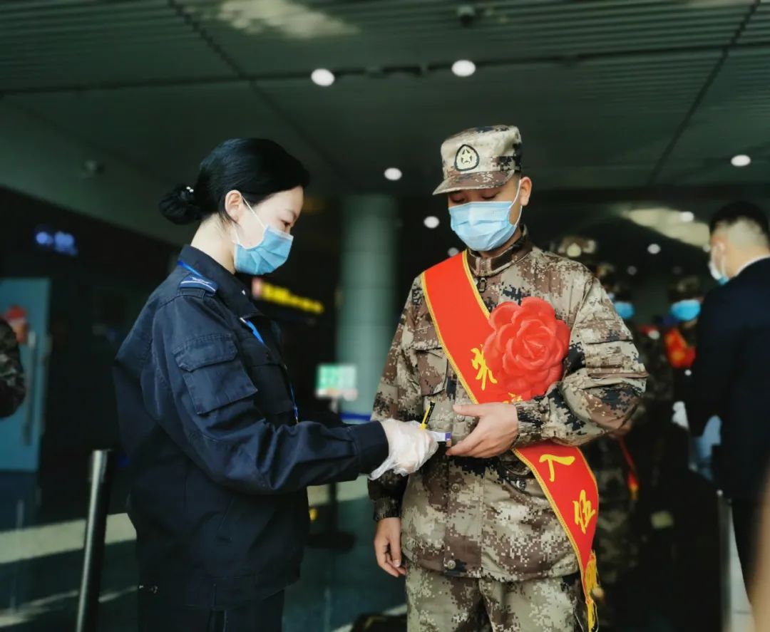 黔西南州103名入伍新兵乘飞机奔赴军营