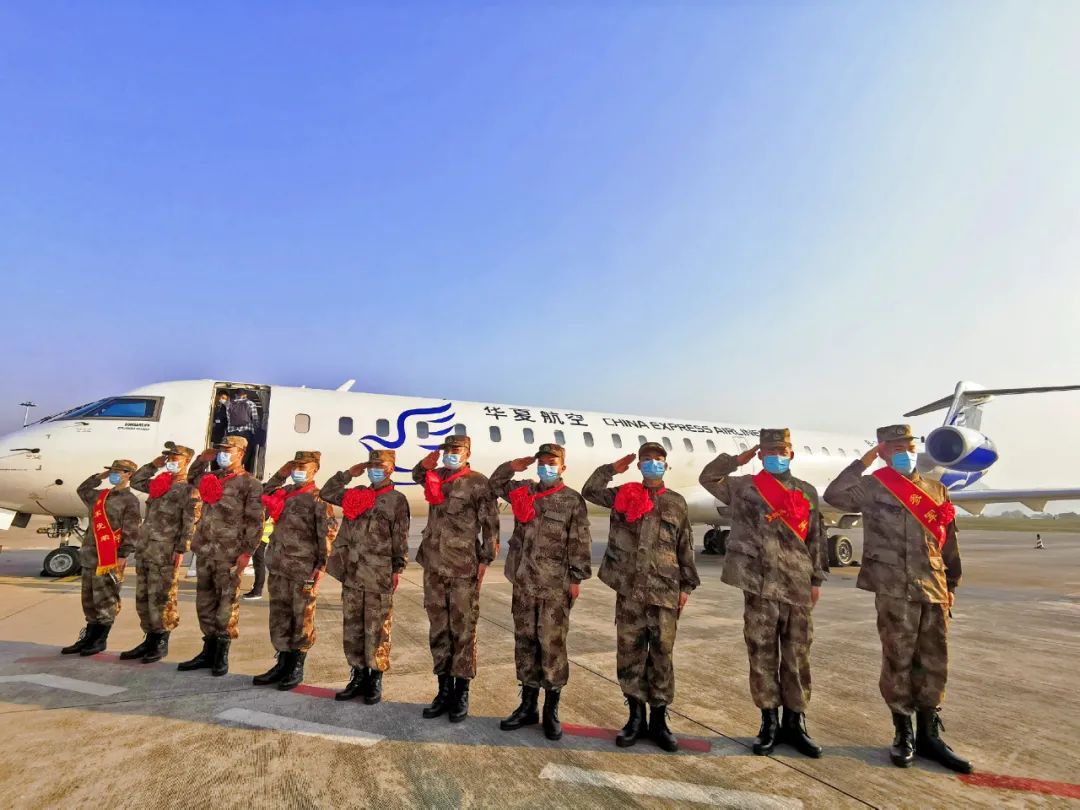 黔西南州103名入伍新兵乘飞机奔赴军营